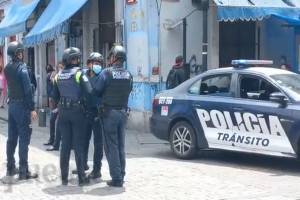 Ambulantes enfrentan a policías que evitan su instalación en el centro de Puebla