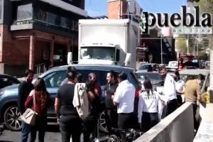 VIDEO: Camión sin frenos impacta a seis vehículos en Puebla; hay cinco lesionados
