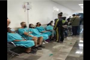 VIDEO: Atienden en pasillos a pacientes del IMSS La Margarita por saturación de instalaciones