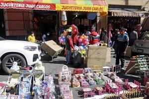 &quot;Reyes Magos&quot; buscan juguetes en Puebla a pesar de restricciones por COVID-19