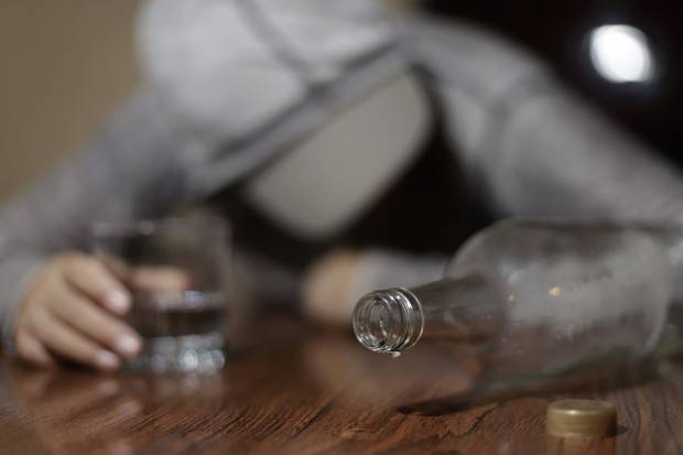 Mueren cuatro personas más por ingerir tequila adulterado en El Seco; van seis víctimas