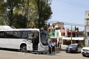 Camioneta invadió carril confinado y se impactó con RUTA en Las Palmas