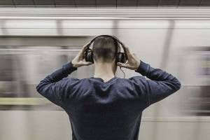 Mil 100 millones de personas en riesgo de perder audición por mal uso de audífonos