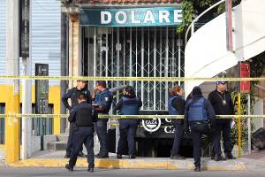 Matan a dos hombres a balazos en el interior de un bar en Zavaleta