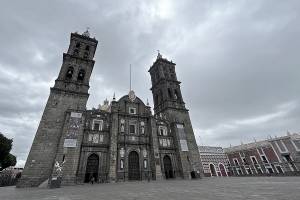 Inicia mantenimiento a la fachada de la Catedral de Puebla