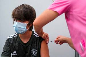 Juez da 5 días a Salud para arrancar plan de vacunación COVID para menores
