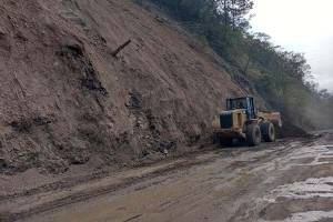 Lluvias causan derrumbe en Carretera Interserrana; ya lo atiende Infraestructura