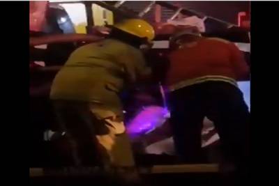 Muere hombre prensado tras impactar su vehículo contra una pipa en La Carcaña