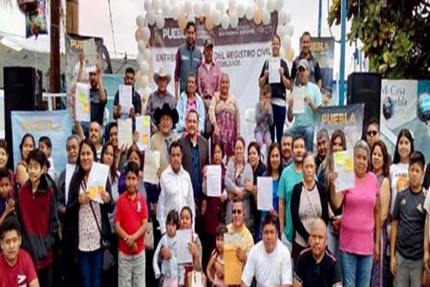 Puebla entrega documentos del Registro Civil a paisanos en Los Ángeles, California