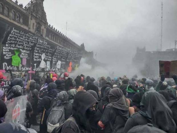 &quot;Fuimos todas&quot;; mujeres tumbaron el muro de AMLO en Palacio Nacional