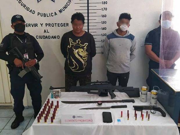 Policía de San Pedro Cholula asegura a dos hombres por portación de arma
