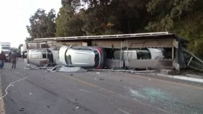 Volcó nodriza con vehículos nuevos en la autopista Puebla-Orizaba