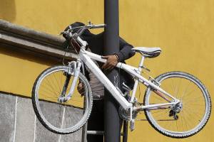 Colocan nueva bicicleta en homenaje ciclista arrollado en el centro de Puebla