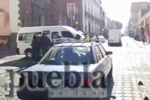 VIDEO: Mujer quiso ganar el paso al transporte público y es atropellada en Puebla