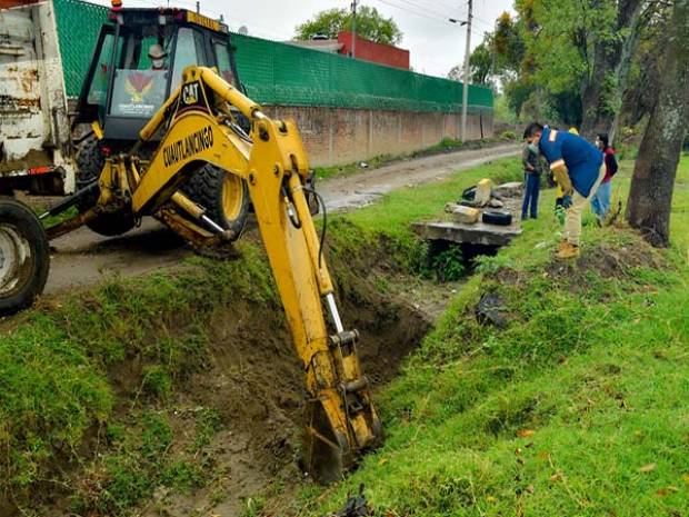 En Cuautlancingo el ayuntamiento realiza trabajos de limpieza y desazolve en canales pluviales