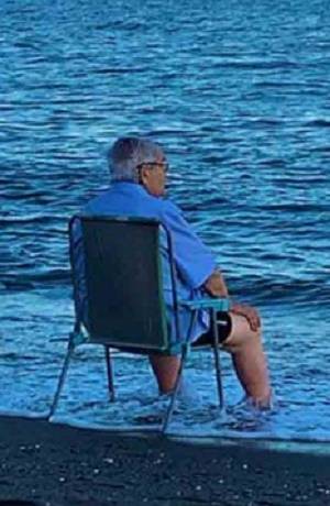Imagen de abuelo en silla disfrutando de la playa cautivó en redes