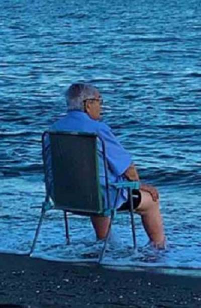Imagen de abuelo en silla disfrutando de la playa cautivó en redes