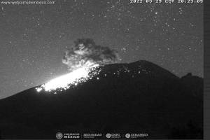 VIDEO: Arroja el volcán Popocatépetl material incandescente