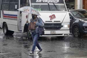 Lluvia deja vialidades de Puebla bajo el agua este martes