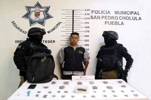 Policía de San Pedro Cholula detiene a un hombre por consumir enervantes en vía pública