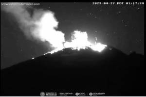 Popocatépetl registra explosión con material incandescente este jueves