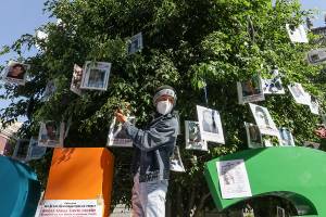 Colocan Árbol de la Esperanza con fotos de desaparecidos en Puebla
