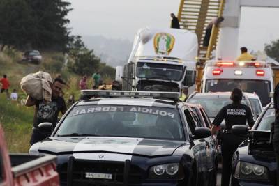Rapiña de abarrotes frente a policía federal en la autopista México-Puebla