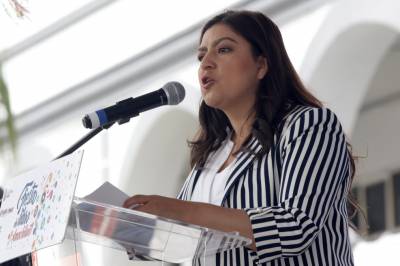 Claudia Rivera analiza prohibir venta de celulares en la vía pública y mercados