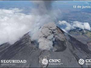 Tras sobrevolar el cráter, prevén más explosiones del Popocatépetl
