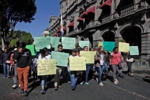 Enfermos renales protestan por desabasto en el IMSS Puebla