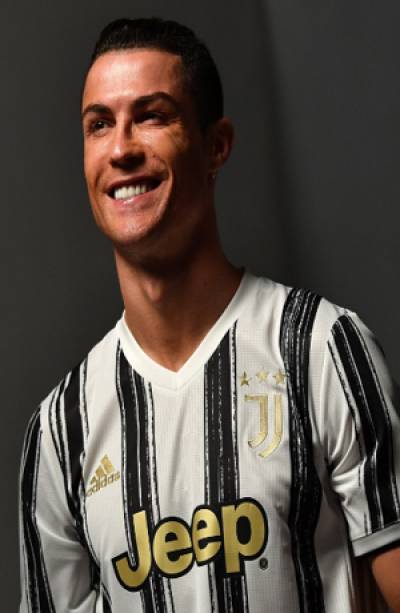 Juventus presentó su nuevo jersey con Dybala y Cristiano