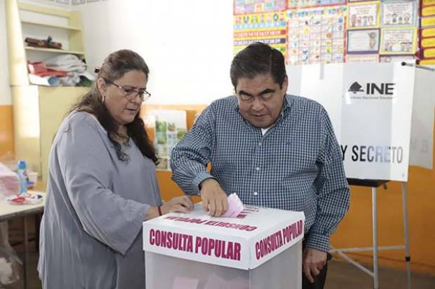 Miguel Barbosa emitió su voto en la Consulta Popular 2021