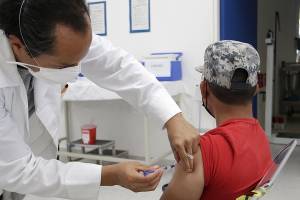 Sólo 50% de jóvenes poblanos acude por vacuna de refuerzo COVID-19