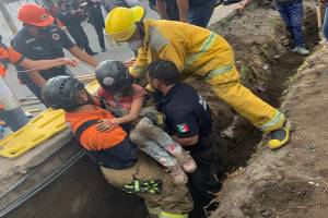 FOTOS: Niña es rescatada tras caer a una zanja en San Jerónimo Caleras