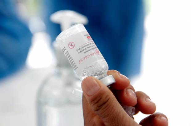 Diez adolescentes consiguen amparo para recibir vacuna COVID en Puebla