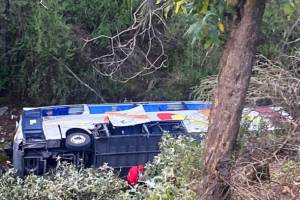 Un muerto y 17 heridos, saldo de volcadura de un camión en la autopista México-Puebla