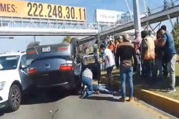 VIDEO: Un lesionado deja colisión y volcadura en la Vía Atlixcáyotl