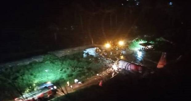 Avión se parte en dos al salirse de pista de aterrizaje en India