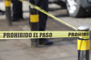 Choca motociclista contra un vehículo y muere en Prados Agua Azul