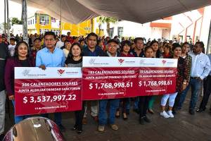 Lupita Daniel entrega 952 calentadores solares a familias de Cuautlancingo