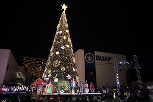 FOTOS: BUAP enciende árbol e iluminación navideña