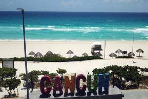 Viajan 500 estudiantes poblanos a Cancún y más de 30 se contagian de COVID