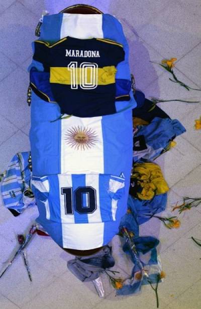 Miles de argentinos despiden a Maradona en la Casa Rosada