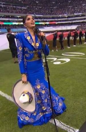 NFL en México: Ana Bárbara y su doble error al cantar el himno nacional