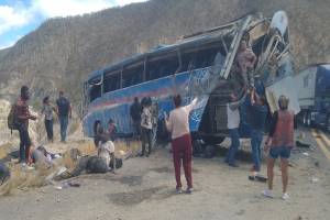 Van 17 muertos por camión volcado en la autopista Cuacnopalan-Oaxaca