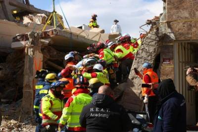 Mujer pasó más de 100 horas bajo escombros en Turquía; es rescatada con vida