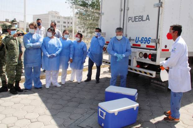 Llegan vacunas Pfizer y Sinovac para ancianos de Puebla