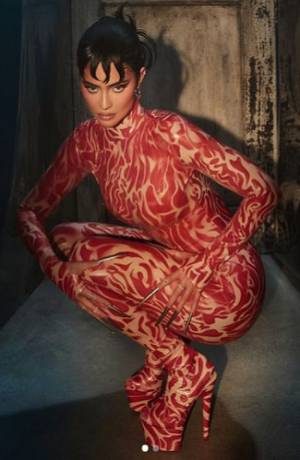 Kylie Jenner se &quot;baña en sangre&quot; para presentar maquillaje inspirado en Freddy Krueger