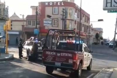 Asaltantes toman de rehenes a trabajadores de Oxxo en El Seco; hay dos detenidos