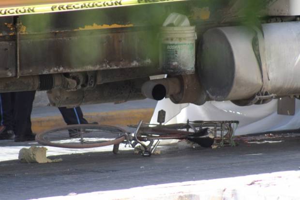 Muere ciclista aplastado por camión de carga en Tehuacán